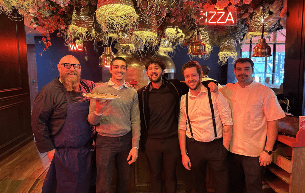 L'équipe de FLora brasserie vous accueille avec le smile tous les jours de 12h00-2h00 12h00 – 02h00